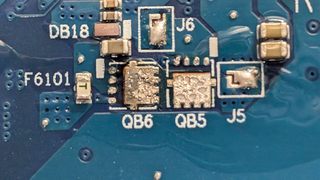 QB5,QB6のはんだ面。
酸化してる?